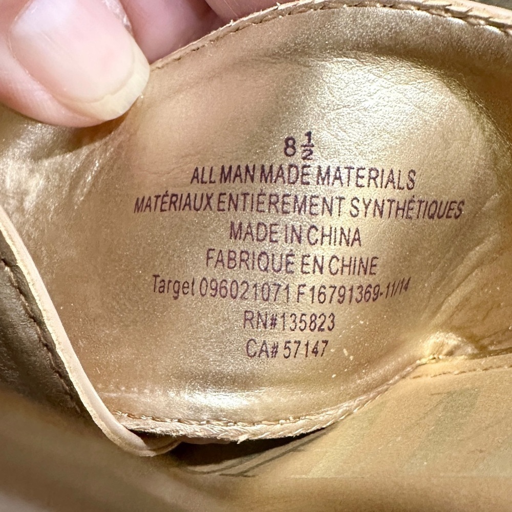 SAM&LIBBY, BEIGE PATENT,WEDGE SANDAL. CROSSOVER STRAPS ON A GOLDTRIMMED FOOTBED. - Picture 9 of 10